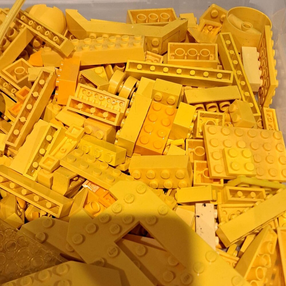 Large lot of yellow Legos assorted bricks etc - Picture 5 of 6